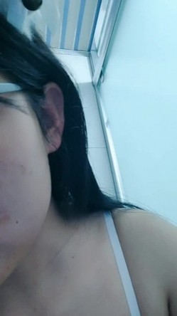 可盐可甜的妹子,全程露脸大秀直播,跟狼友撩骚互动听指挥,跳蛋塞逼里自慰,性感小乳夹肛塞,道具抽插浪叫